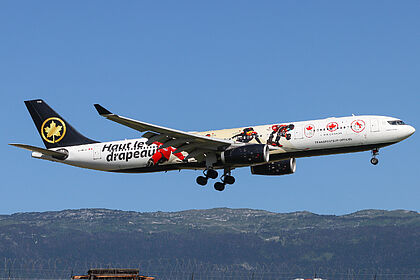 Air Canada aircraft photo 9