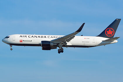 Air Canada aircraft photo 13