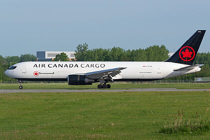 Air Canada aircraft photo 14