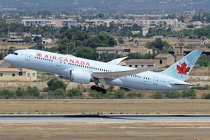 Air Canada aircraft photo 20
