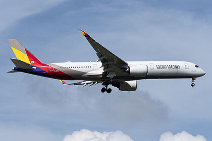 Asiana Airlines aircraft photo 7