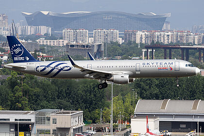 China Eastern Airlines aircraft photo 8