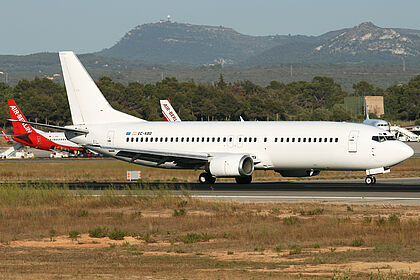 Hola Airlines aircraft photo 3