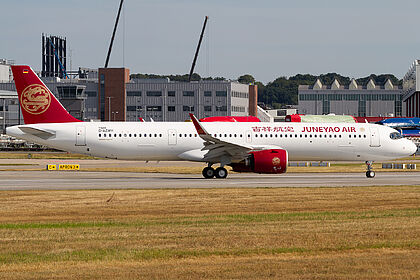 Juneyao Air aircraft photo 8