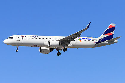 LATAM Airlines Brasil aircraft photo 9